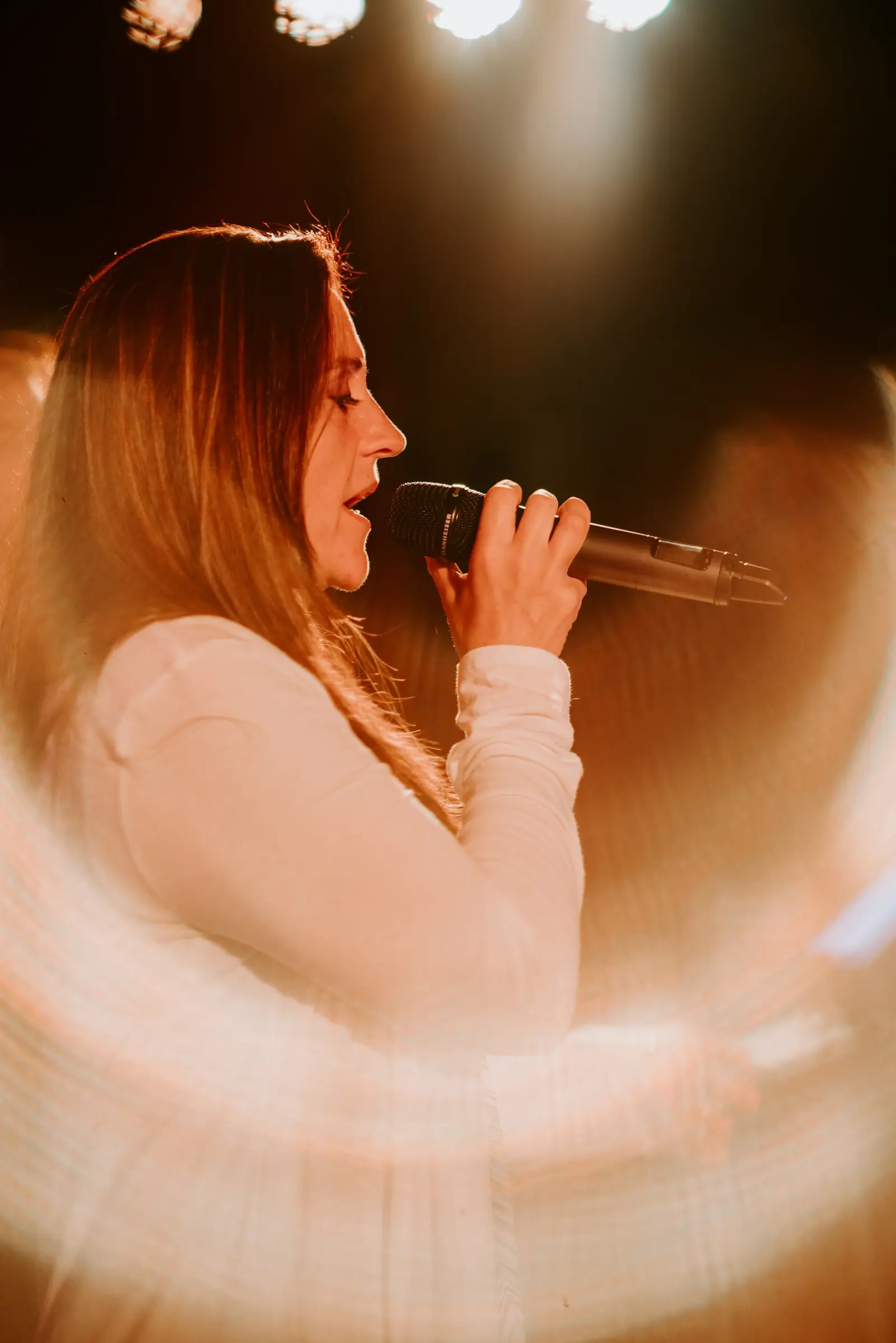 Noor Vale singing on stage